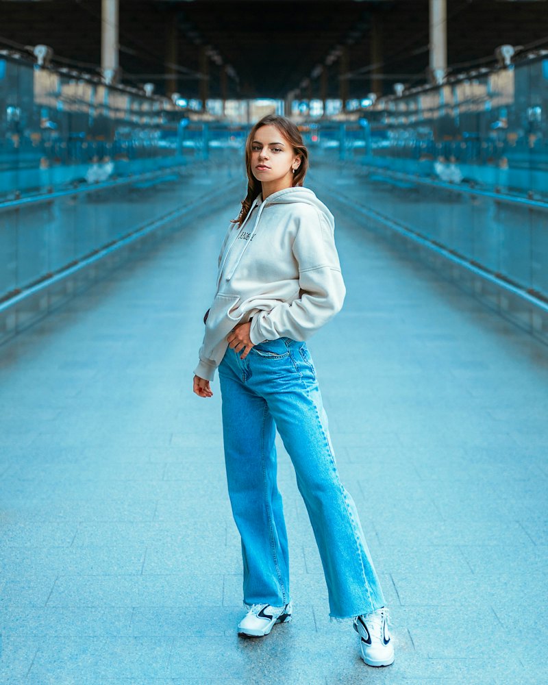 Mulher com moletom claro e calça jeans